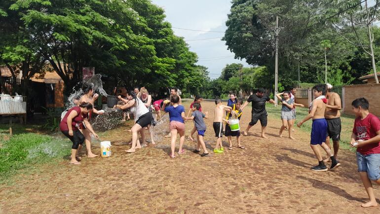 Vecinos del barrio Santa Clara de San Juan Bautista, Misiones, para alivianar el intenso calor, realizaron el tradicional juego del carnaval en la calle.