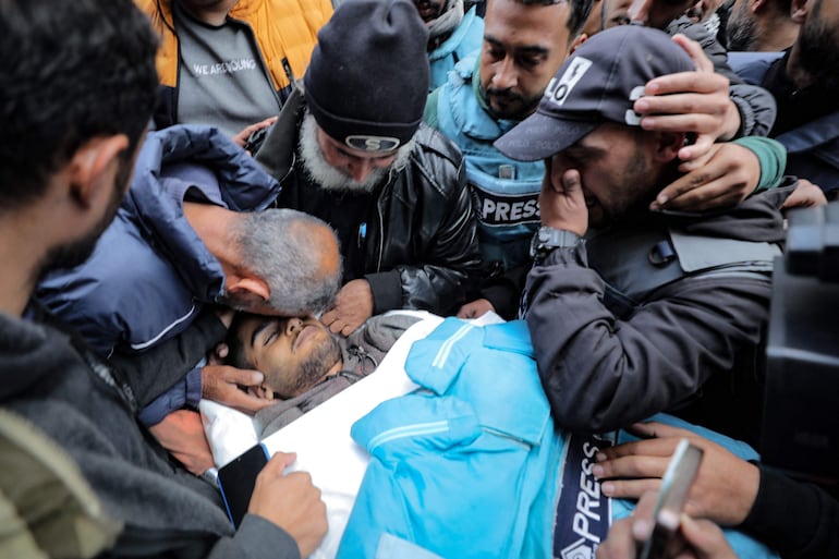 Varias personas lloran este sábado la muerte de Saed Abu Nabhan, fotoperiodista independiente fallecido en un ataque israelí en Nuseirat, en la zona central de la Franja de Gaza.