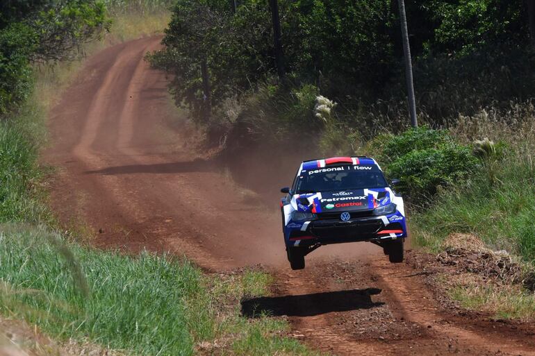 Espectacular salto del VW Polo GTI R5, al mando de Migue Zaldívar, en las pruebas realizadas hoy.