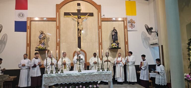 El nuncio,  monseñor Vincenzo Turturro, presidió la misa central en honor de la Virgen del Carmen, protectora espiritual de la ciudad de Villa Elisa.