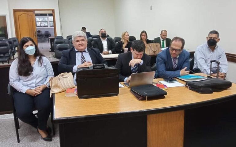 Justo Ferreira (d) y su hija Patricia Ferreira Pascottini (i), en una de las audiencias del juicio oral y público por el caso insumos chinos de Imedic.