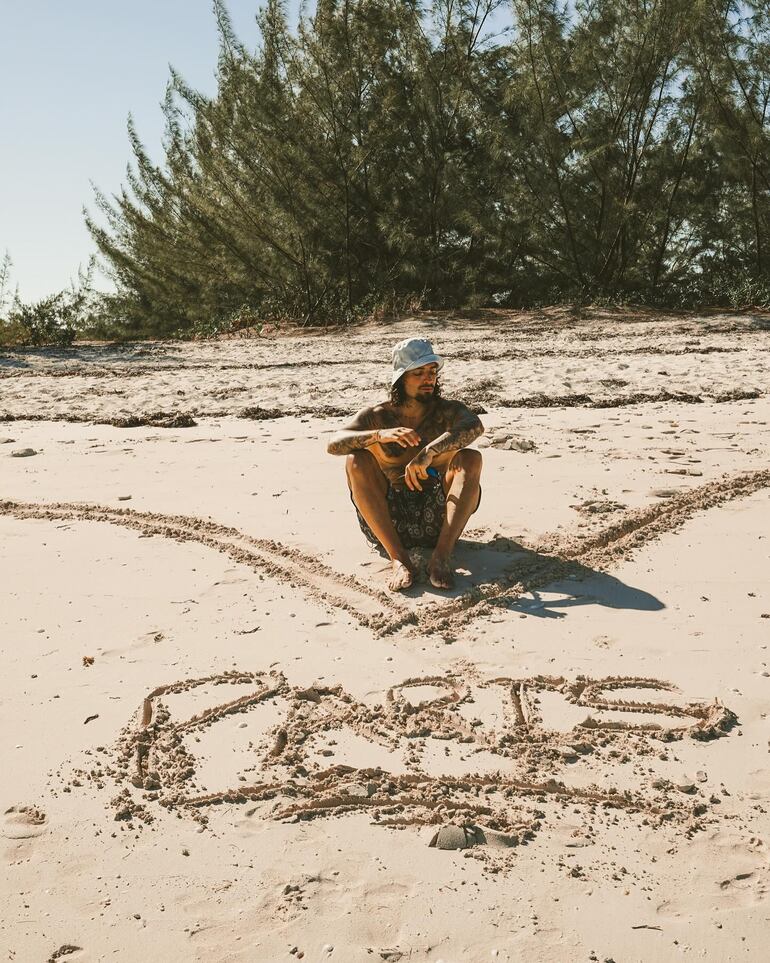 Maluma escribió el nombre de su hija en la playa durante sus vacaciones. 
(Instagram/Maluma)