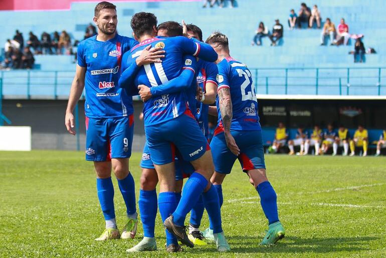 Los jugadores de Independiente de Campo Grande celebran un gol en el partido contra Atyrá FC por la ronda 21 de la División Intermedia, la segunda categoría del fútbol paraguayo, en el estadio Ricardo Gregor, en Asunción.