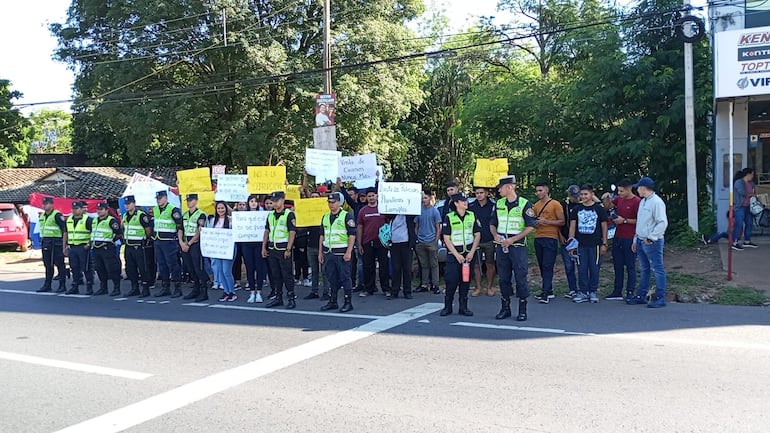 Padres y aspirantes se manifestaron ante las supuestas irregularidades que se dieron durante el proceso del examen.