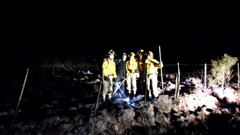 El grupo de cinco bomberos que lograron sofocar el incendio.