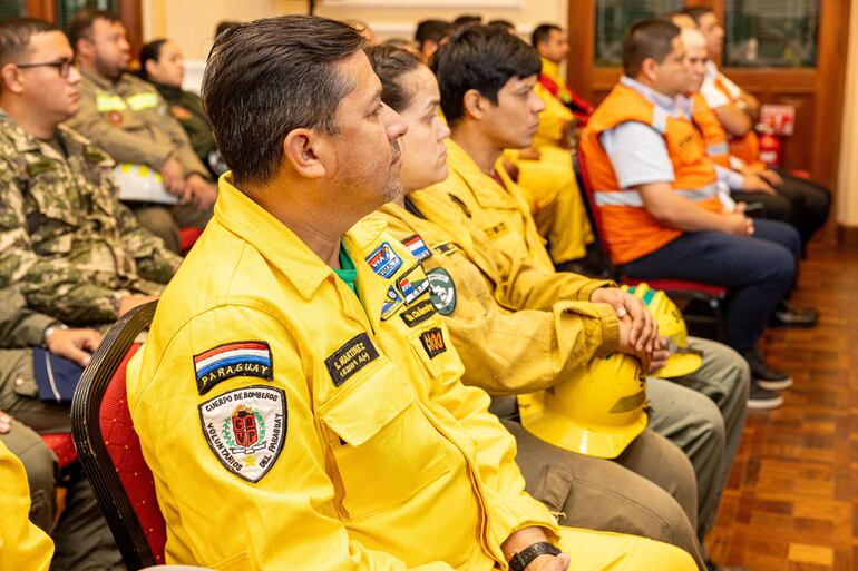 Bomberos y militares fueron homenajeados hoy por su combate contra los incendios forestales.