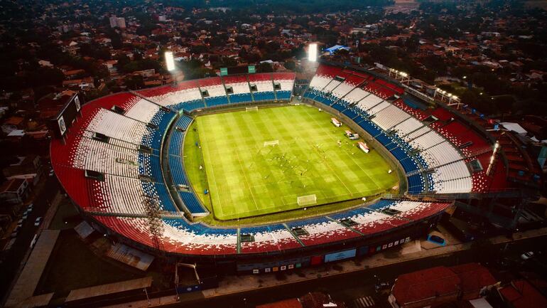 Vista aérea del estadio Defensores del Chaco durante el entrenamiento de la selección de Colombia en la víspera del partido frente a Paraguay por las Eliminatorias Sudamericanas 2026.