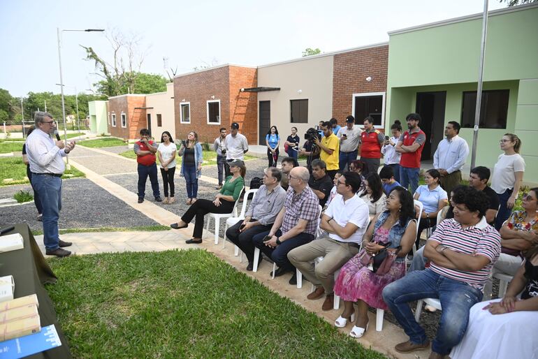 Familiares, colaboradores y directivos del Grupo Yaguarete, de la ASO Rosa María y de Hábitat para la Humanidad participaron de la presentación. 