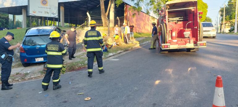 Choque registrado en la avenida Perón en la mañana de este martes. Dos chiperos que iban a bordo de un motocarro fueron embestidos por un automóvil cuando iban a girar a la izquierda.