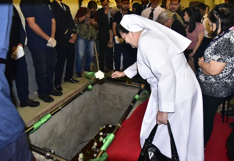 Con flores blancas, la feligresía despidió a monseñor Pastor Cuquejo.