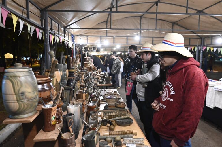 Las personas también aprovecharon para visitar las ferias de artesanía.