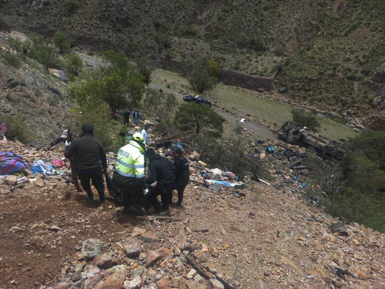 Fotografía cedida por la Policía Boliviana de integrantes de la policía durante un rescate este lunes, en Potosí (Bolivia). 