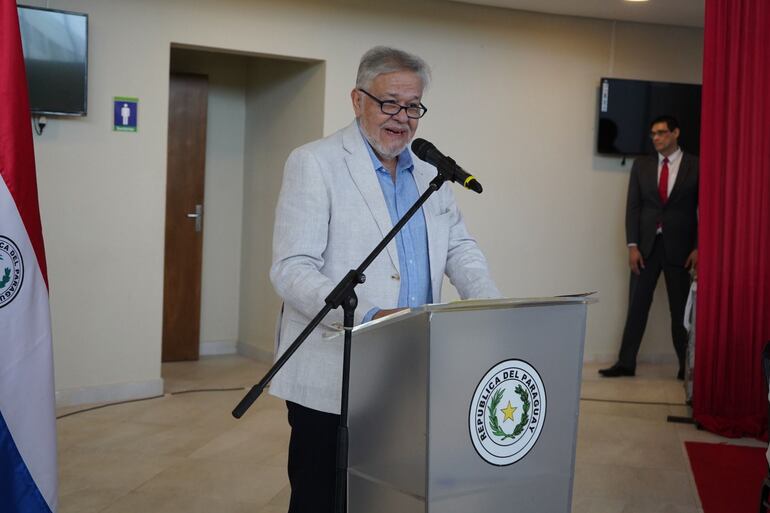 El doctor Jorge Brítez, presidente del IPS agradeció especialmente a Horacio Cartes, presidente de la ANR, durante la reapertura del Cream, en San Bernardino.