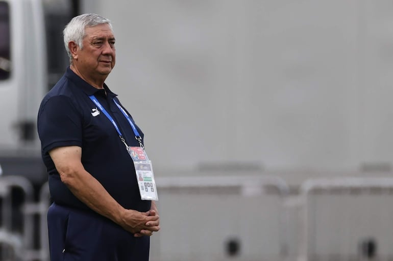 El paraguayo Carlos Jara Saguier, entrenador de Paraguay, en el partido frente a Brasil por el Preolímpico Sudamericano Sub-23 en el estadio Nacional Brígido Iriarte, en Caracas, Venezuela.