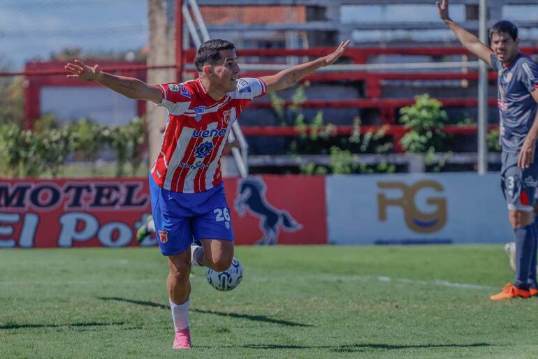 Jesús Manuel Cáceres celebra el tanto de apertura en el marcador. (Foto: APF)