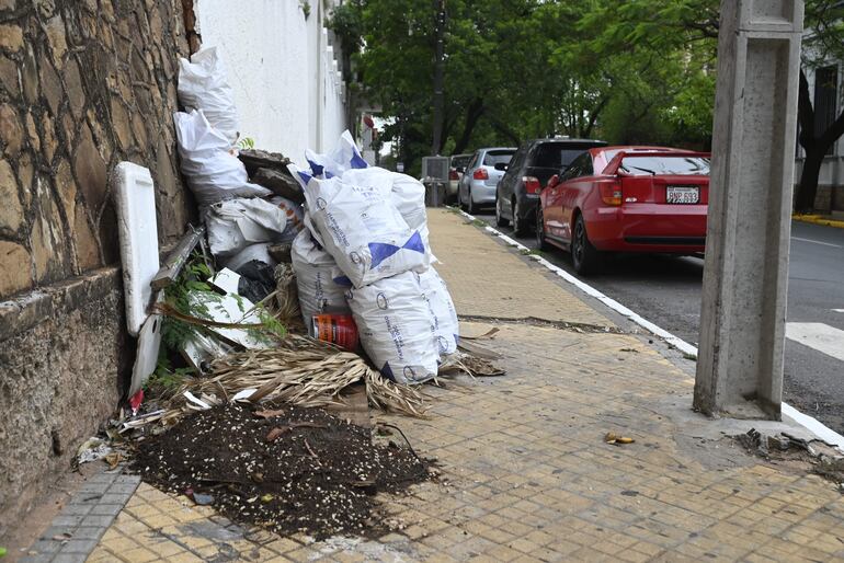 La basura y escombros son constantes obstáculos para los peatones en la ciudad. 