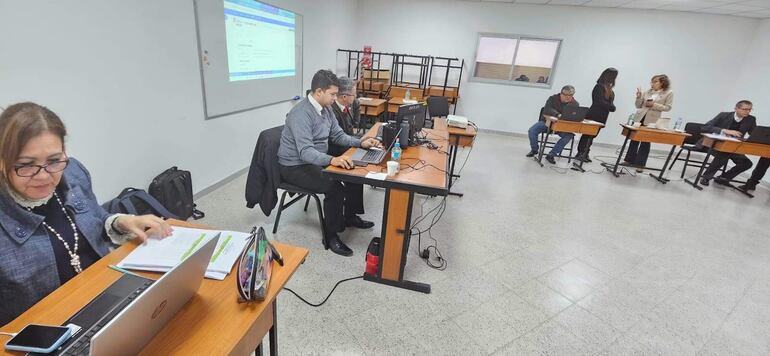 Los funcionarios del Consejo de la Magistratura Cecilia Martínez, Julio Maldonado, Marcos Olmedo, entre otros, monitoreando y controlando el proceso del test psicotécnico a los postulantes al cargo de  defensor general.