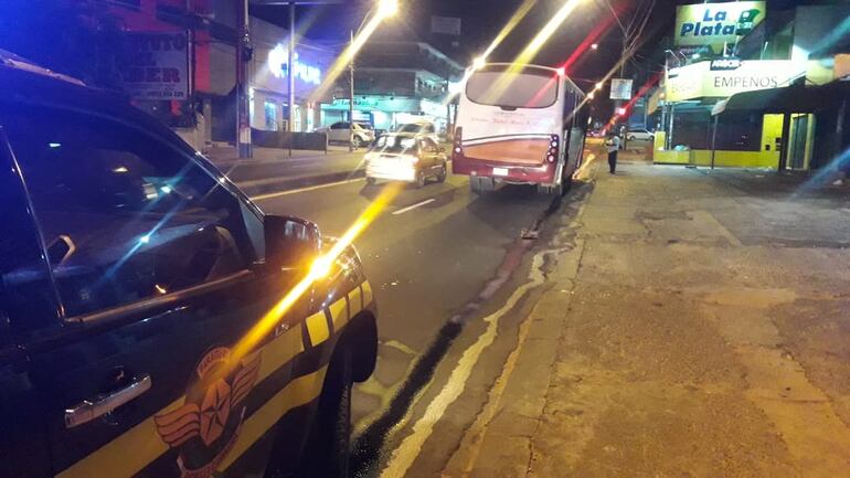 Caos vehicular sobre la ruta PY02 en Capiatá, debido al desperfecto de una línea de transporte público.