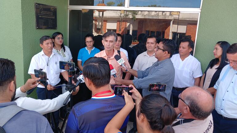 Docentes se  manifestaron frente a la Gobernación de Caaguazú para exigir doble escolaridad.