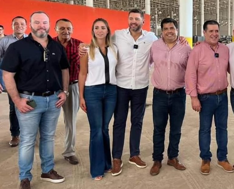 De izq. a der: el ministro Rolando de Barros; la diputada Fabiana Souto;  su esposo y vicepdte., Pedro Alliana; el titular de EBY, Luis Benítez, y el titular del Partido Colorado, Horacio Cartes.