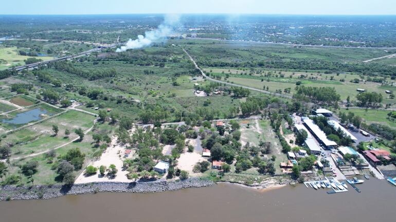 Las 131 hectáreas que pertenecen al Ministerio de Defensa tienen una envidiable ubicación, a la orilla del río Paraguay.