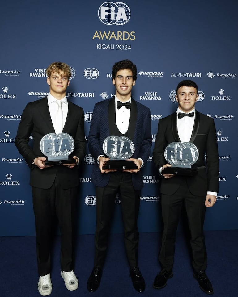 Gabriel Bortoleto, el campeón de la FIA Fórmula 2, junto a Hadjar y Aron.