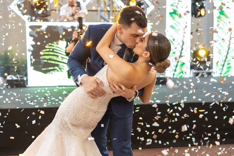 Momentos del baile de los recién casados.