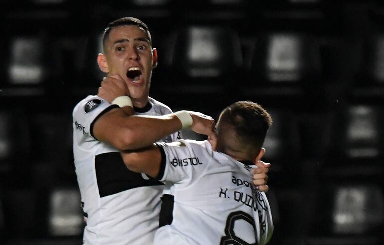 El mediocampista de Olimpia, Diego Torres (i), celebra con el mediocampista de Olimpia, Hugo Quintana (derecha), después de anotar durante el partido de vuelta de la fase de grupos de la Copa Libertadores entre el Patronato de Argentina y el Olimpia de Paraguay, en el Brigadier General Estanislao López en Santa Fe, Argentina, el 25 de mayo. , 2023.