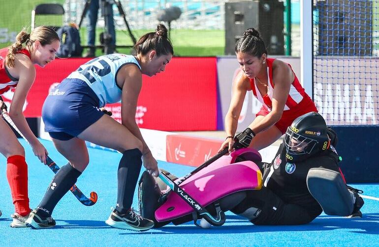 Paraguay en el debut contra Uruguay en el mundial de Omán. Las Aguará quedaron 14°.