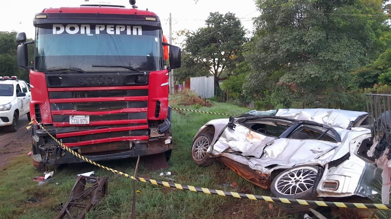 El automóvil quedó con la parte lateral aplastada a raíz del violento choque.