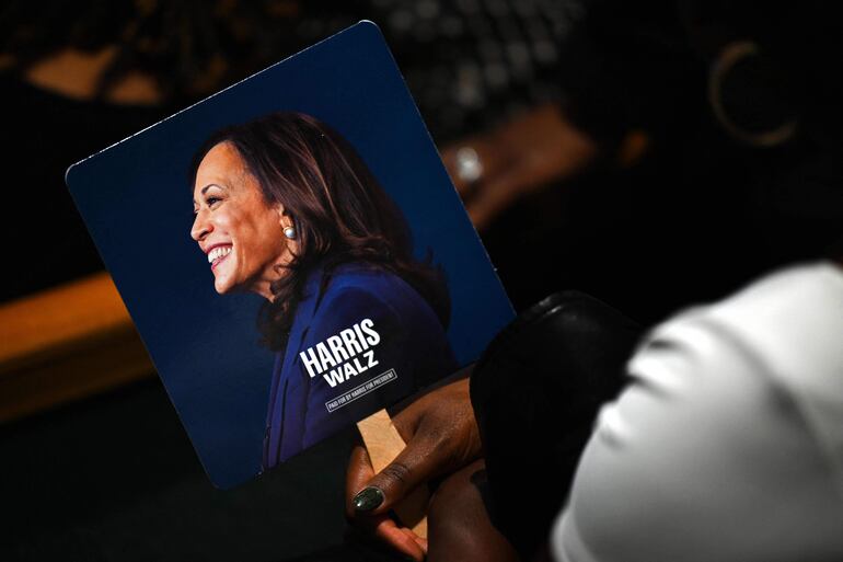 Un abanico con una foto de la candidata presidencial demócrata, la vicepresidenta de los Estados Unidos, Kamala Harris. Un regulador de la Comisión Federal de Comunicaciones (FCC, en inglés) de EE. UU. afirmó que la aparición sorpresa de la candidata demócrata, Kamala Harris, en el programa ‘Saturday Night Live’ (SNL) este fin de semana violó las reglas del programa de “tiempo igualitario” entre todos los candidatos a la Casa Blanca.