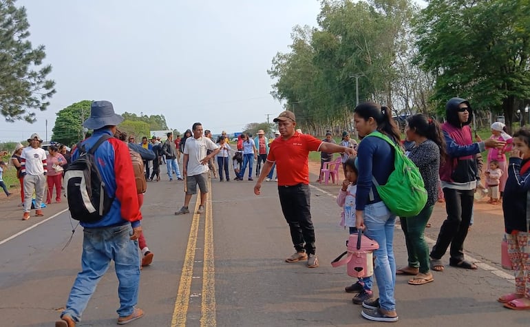 La medida de fuerza consiste en el cierre intermitente de la ruta PY08 a la altura de la colonia Barrio San Pedro, distrito de Guayaybí