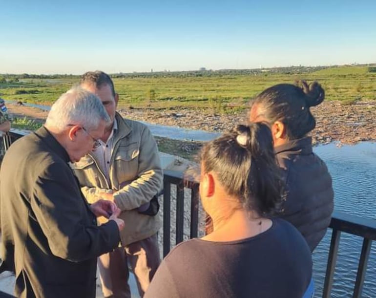 Cardenal Adalberto Martínez orando con familiares de militares desaparecidos. (gentileza).