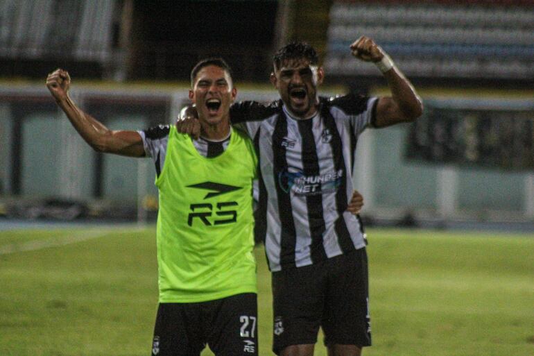 El paraguayo Ronald Acuña (d), futbolista de Zamora, festeja el triunfo ante UCV por la quinta fecha del torneo Clausura 2024 de Venezuela.