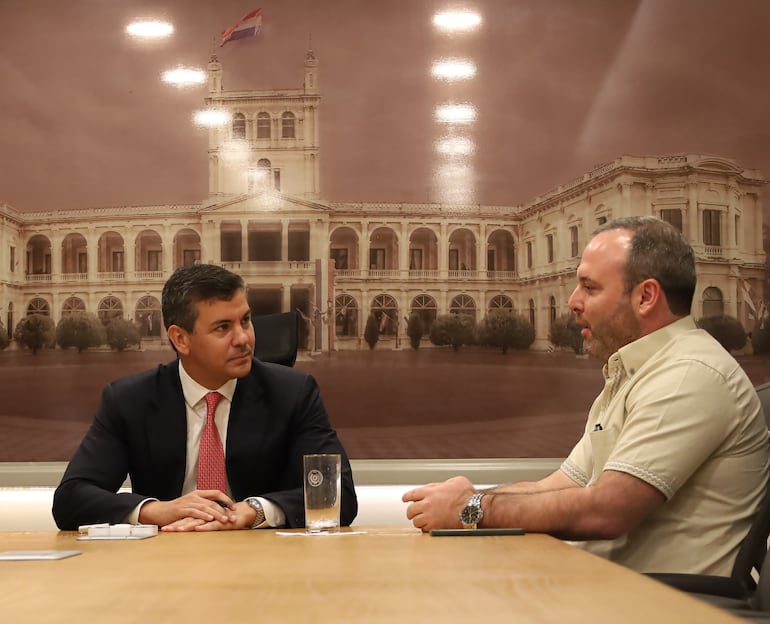 El presidente Santiago Peña con el ministro del Mades, Rolando de Barros Barreto.