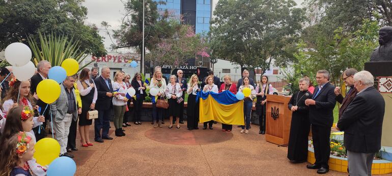 Pastores de distintas iglesias cristianas oraron por la paz en Ucrania y la libertad en el mundo, durante el acto de celebración de la independencia de dicho país, que tuvo lugar en la Plaza de Armas de Encarnación, esta mañana.