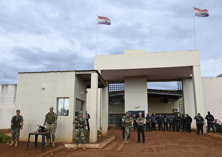 El Centro de Reinserción Social de Minga Guazú fuertemente custodiado por militares.