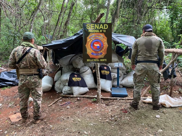 En otro campamento fueron encontradas bolsas arpilleras repletas de marihuana picada.