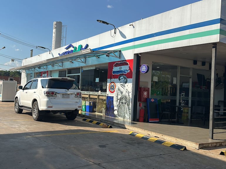 La estación de servicios de Petrochaco que fue asaltada y donde un policía no reaccionó.