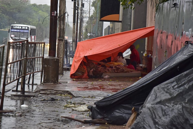 Precarias carpas de hule de comunidades indígenas en la avenida Artigas.