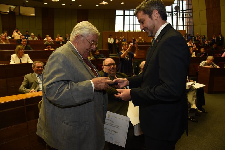 Serafín Francia Campos recibiendo un reconocimiento en el Congreso Nacional en el 2016.