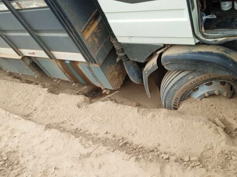 Los tramos de la zona del Pilcomayo son todos de terraplén, en especial los caminos internos que también son utilizados por vehículos de gran porte como transganados y camiones que abastecen de mercaderías. En la imagen un transganado varado en un talcal. 