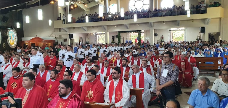 Sacerdotes y autoridades estuvieron en la toma de posesión del cargo. 