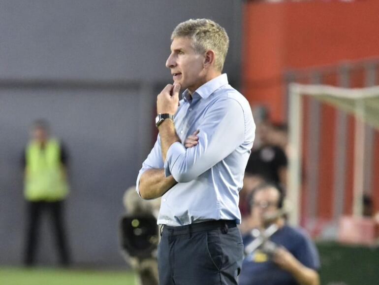 Martín Palermo, entrenador de Olimpia, en el partido frente a General Caballero de Juan León Mallorquín por la jornada 16 del torneo Apertura 2024 del fútbol paraguayo en el estadio Ka'arendy, en Juan León Mallorquín.