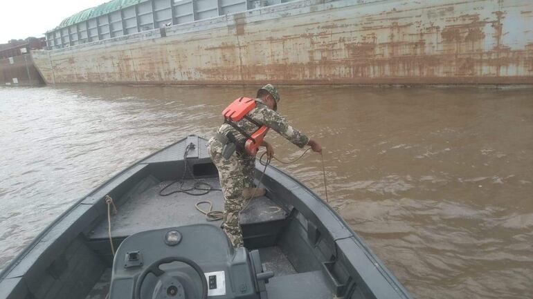 Personal de la Armada local apoya la búsqueda del joven Richard Ortiz, desaparecido en aguas del río Paraguay.