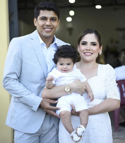 Robert Rojas y Karen Bernal con el nuevo cristiano Bastian Nicolás.