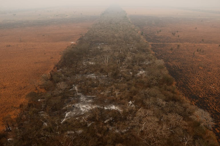 BAHÍA NEGRA (PARAGUAY), Fotografía aérea de la zona afectada por un incendio en la región del Chaco. Bajo una temperatura cercana a los 45 grados Celsius, más de 300 personas, entre bomberos voluntarios, militares, funcionarios oficiales y labriegos, intentan apagar por tierra y aire un feroz incendio que ha arrasado alrededor de 190.000 hectáreas en una vasta zona de la región del Chaco paraguayo (oeste) fronteriza con Bolivia. EFE/ Juan Pablo Pino.
