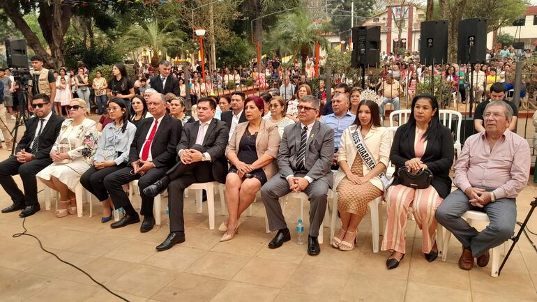 El intendente municipal, ingeniero Oscar Cabrera (ANR), concejales y otras autoridades de la ciudad de Guarambaré participaron de la misa central.