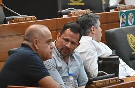 Los ex diputados colorados cartistas, Basilio "Bachi" Nuñez (hoy senador) y Ulises Quintana (también designado significativamente corrupto por Estados Unidos) conversan durante la sesión para decidir el juicio político a la ex fiscala Sandra Quiñónez.