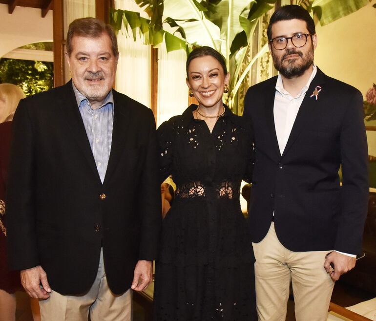 Alberto Acosta Garbarino, Paola Victoria y Jorge Gross Brown.